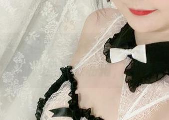 图片不多，但每一张都在跟我打招呼，51酱和她的九月制服私拍，略微晃神。