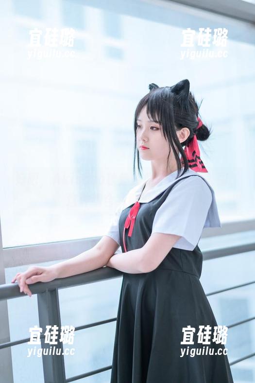 好吧，Akisoso秋楚楚和她的眼镜美图，这种组合我真没想到。