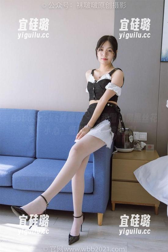 BoBoSocks袜啵啵 - 甜甜圈私房黑丝花絮：小心，摄影师也会被诱惑！