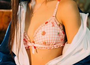 果团网的精彩图片：看完这个窄腰翘臀，我的下载键已经迫不及待了！