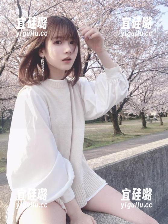 けん研的吊带写真更新，难道这就是传说中的“淡淡的性感”？