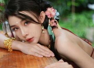 红裙写真：余多多Dudu，让“裙子撩”的力量随风而去