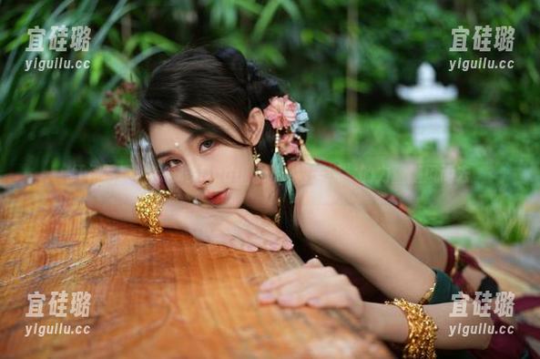 红裙写真：余多多Dudu，让“裙子撩”的力量随风而去