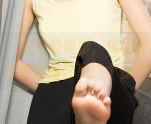 克拉女神 – 宋黛的美脚，值得在画框里流连，等着我慢慢分享这个惊艳时刻！