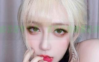 啾小妍的万圣节写真，资源挑的像是在挑面包！