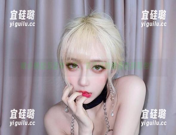 啾小妍的万圣节写真，资源挑的像是在挑面包！