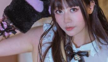 犹豫的屏幕前，奈汐酱Nice的灰丝高清写真犹如细腻的琴弦。