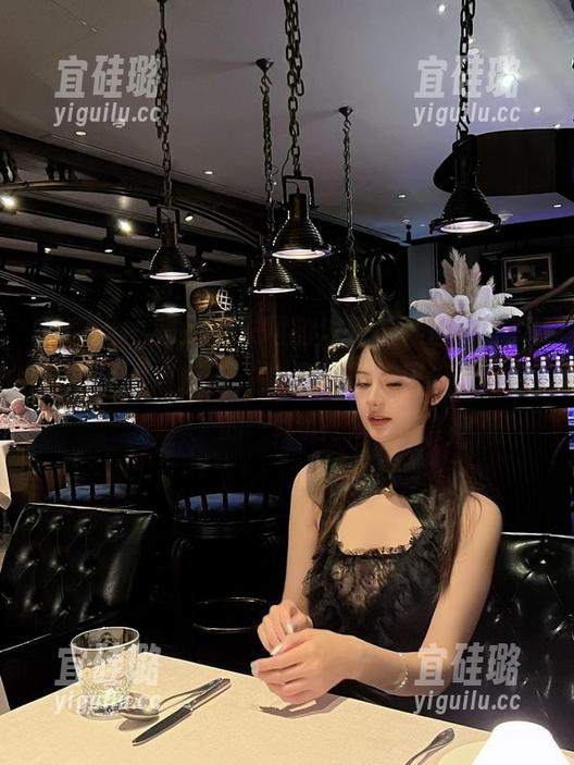 微密圈 - 就是阿朱啊的泳池最新图册，想在水里找点乐子，结果发现她更像是水中的一缕烟。
