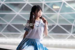 夏日如诗，御子Yumiko的写真作品脱胎而出，一种微妙的渴望在酝酿。