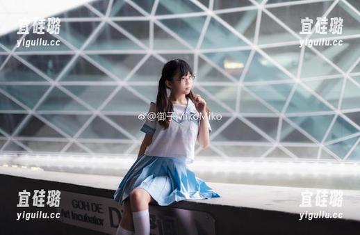 夏日如诗，御子Yumiko的写真作品脱胎而出，一种微妙的渴望在酝酿。