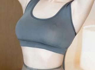 观看抖娘利世的牛仔裤合集，姿势真让人忍俊不禁