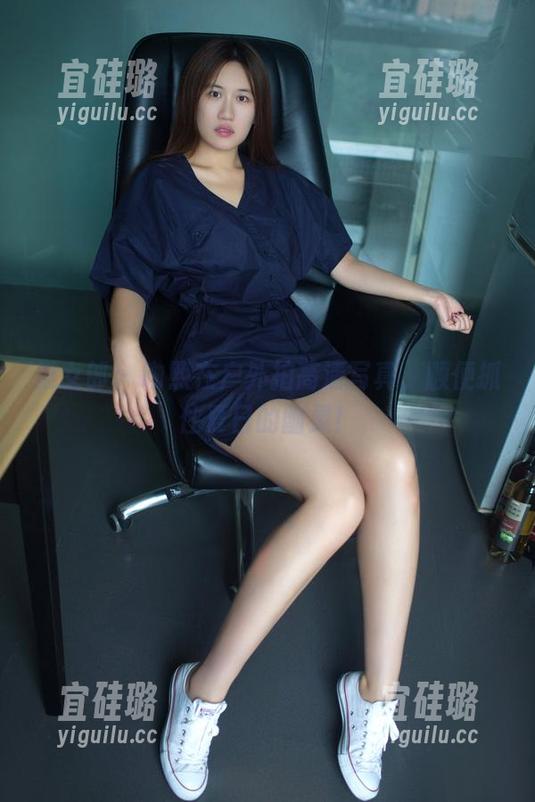 推女郎 - 吻熙在户外拍高清写真，顺便抓住夏日的幽灵！