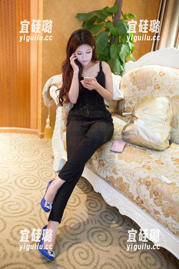 推女郎 - 连欣长腿美图合集，猜猜她脚上的鞋子？！