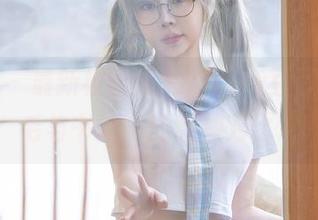 星颜社 – 最新校园照片：Vily豆豆的“睫毛与书本”的微妙对比。