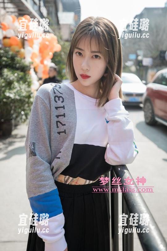 梦丝女神 - 乔儿开心分享JK，原图无圣光，连色差都显得亲切。