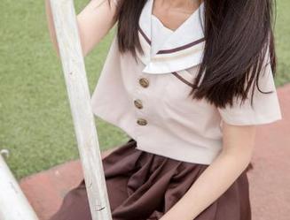 梦丝女神 – 在线聚焦：芷蕾用油光丝袜打造的别样风情。