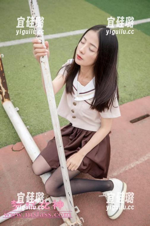 梦丝女神 - 在线聚焦：芷蕾用油光丝袜打造的别样风情。