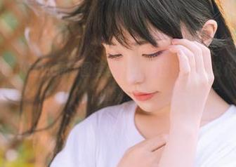 在爆机少女喵小吉的最新图库里，礼服仿佛在诉说什么不为人知的事？