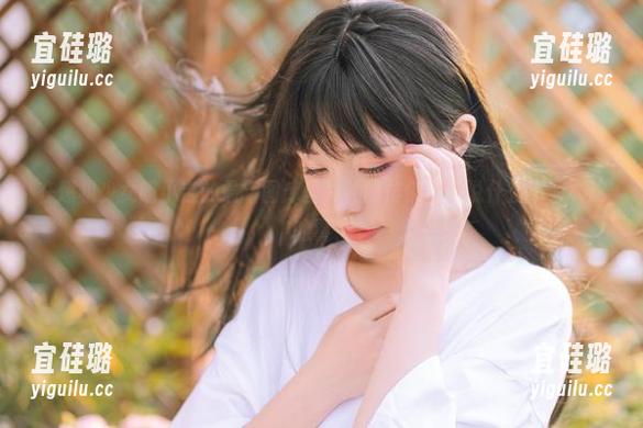 在爆机少女喵小吉的最新图库里，礼服仿佛在诉说什么不为人知的事？