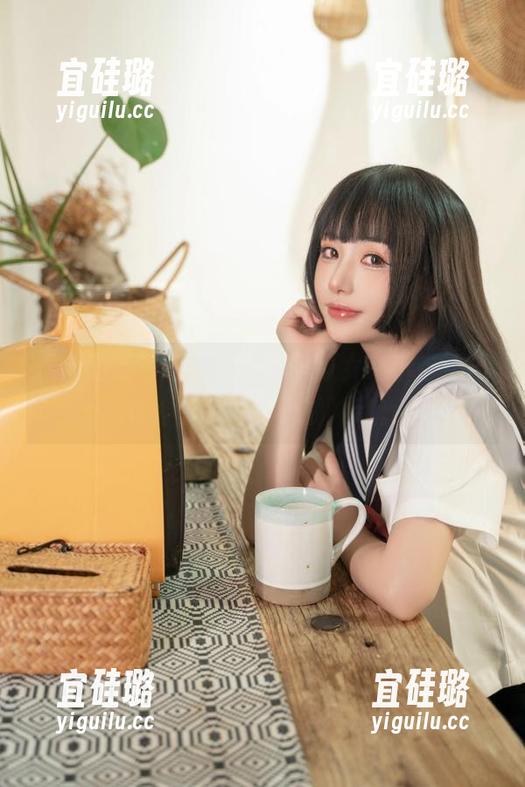 最新图册里的黑丝，爆机少女喵小吉让人有种想一探究竟的冲动。