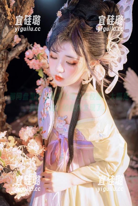那网盘里的爆机少女喵小吉校服，大概是我此生最大的意外发现了。