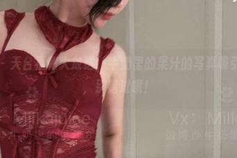 微密圈 – 天台福利大放送，牛奶里的果汁的写真吸引力满分，别错过哦！