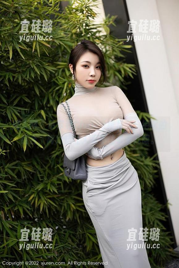 秀人网 - 吊带和Cherry绯月樱，绝配的组合，简约却让人忍不住多看几眼。