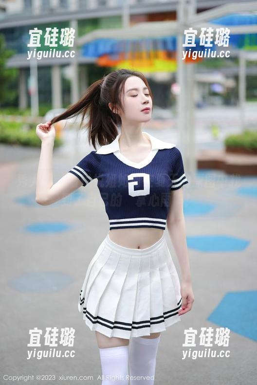 秀人网 - 看悦悦姐如何在夏天的原图中找到了自己的‘掌心雨’！