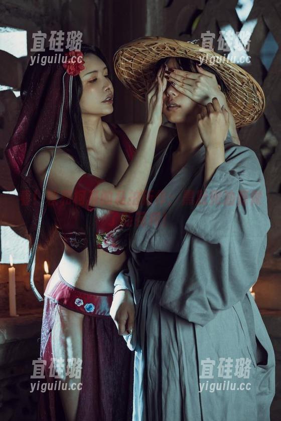 看！秋和柯基的私拍新作：黑肚兜油亮做了新花样！