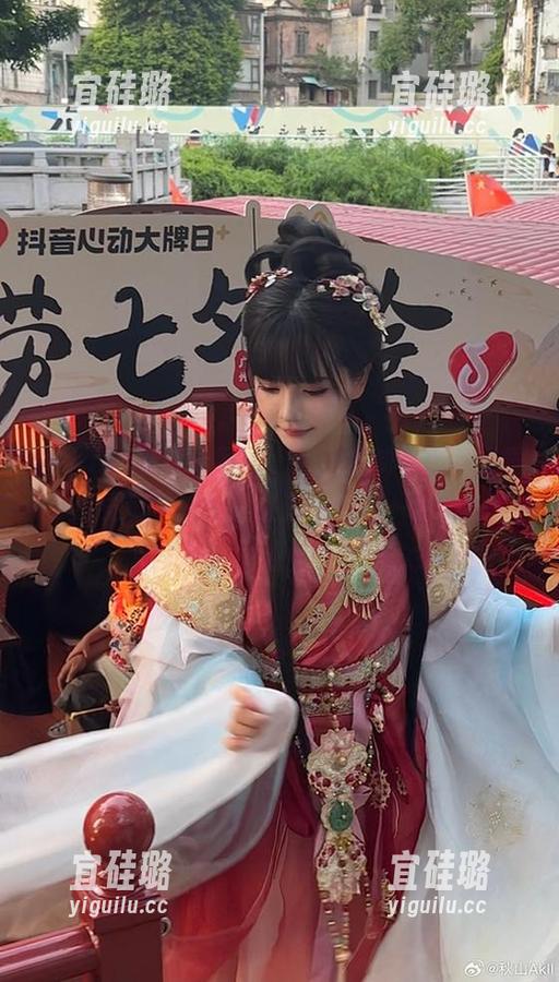 秋山AkI的女仆写真，一种定制专属的感觉，感觉每一帧都是在邀请我来一场茶会？