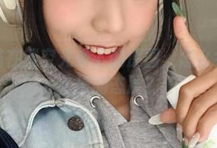 舞小喵在镂空光晕下的原图：怎么会有这么撩的态度？