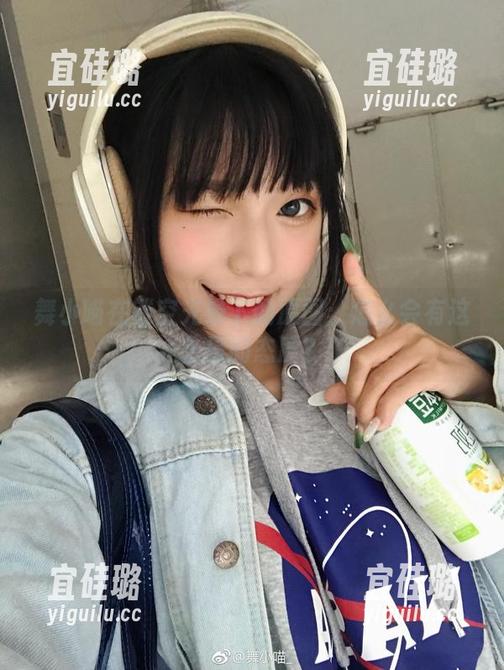 舞小喵在镂空光晕下的原图：怎么会有这么撩的态度？