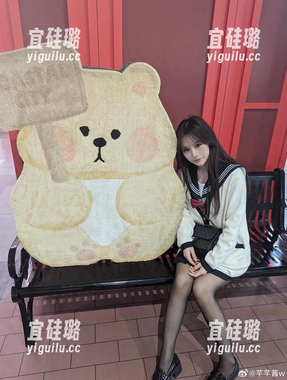 水珠交错，镜头下的芊芊酱w：浴室高清图包全容