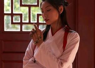 蜜桃社 – 水波摇曳中的初月泳装作品集，分享的每一张都在偷偷撩拨我的心绪。