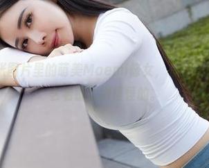蜜桃社 – 这张图片里的萌美Moemi修女，有种奇特的对比，怎么看都觉得怪怪的。