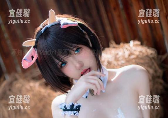 不知道阿薰kaOri是不是想通过这婚纱cos表现“幸福”的另一面？