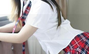 青豆客 – 刘钰儿的居家写真：图库里的轻松一刻