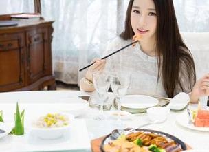 魅妍社 – 天台说：我可以让杨晨晨sugar在原图里变成风中乱发的女神，你信不信？