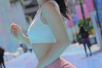 魔镜街拍 – 免费图册：婷婷那条粉裙下隐藏的销售主管“压力”