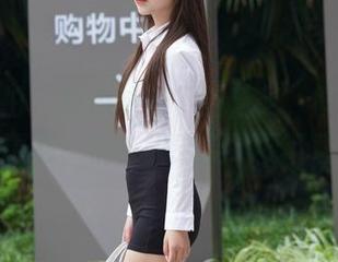 魔镜街拍 – 蓝色泳衣下的芝芝，图包满满的诱惑，快来纠结要不要下载？