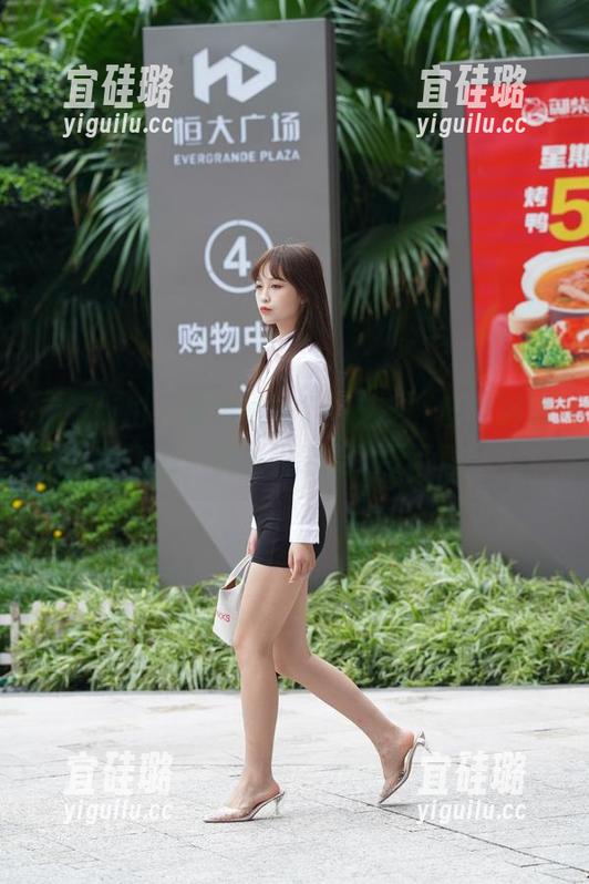 魔镜街拍-芝芝 魔镜街拍 - 蓝色泳衣下的芝芝,图包满满的诱惑,快来纠结要不要下载?