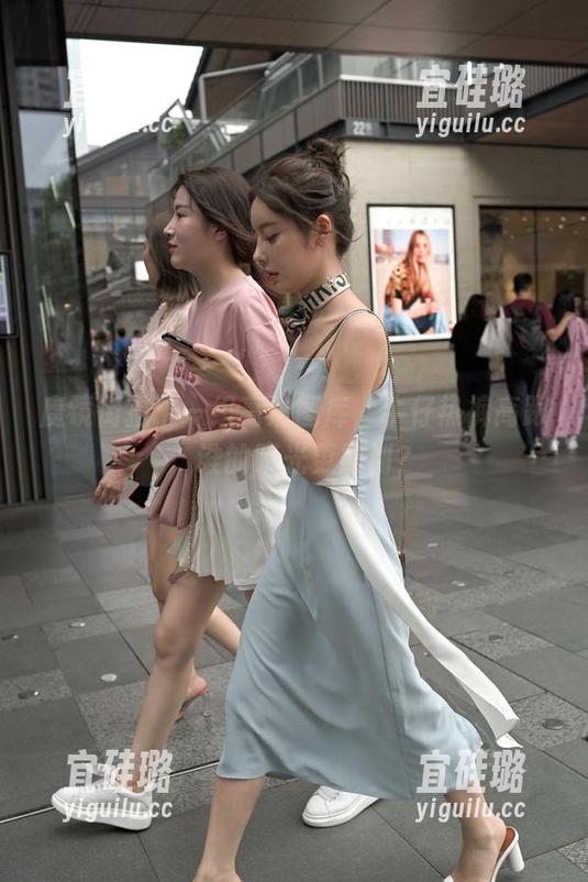 魔镜街拍：一组高清图库，牛仔热裤高跟，谁的眼光更犀利？