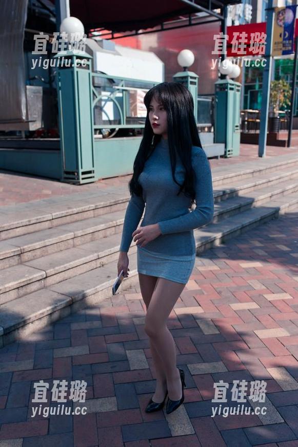 魔镜街拍经典回归，深夜买醉的肉丝美腿套图，你还不快下载个痛快？